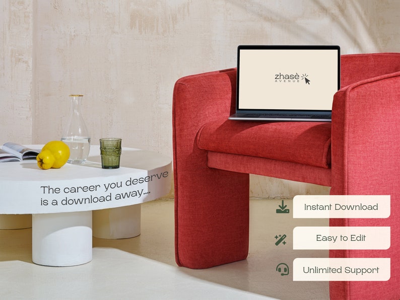 Puede incluir: Un sill&oacute;n rojo con un port&aacute;til encima. La pantalla del port&aacute;til muestra el texto "zhas&egrave; AVENUE". El sill&oacute;n est&aacute; delante de una mesa de caf&eacute; blanca con una fruta de membrillo amarilla y un vaso de agua. El texto "The career you deserve is a download away..." est&aacute; en la mesa de caf&eacute;. Hay tres botones debajo del sill&oacute;n, etiquetados como "Descarga instant&aacute;nea", "F&aacute;cil de editar" y "Soporte ilimitado".
