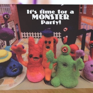 Tijd voor een Monster Party halloween kaart! 6x4 digitale gedrukte kaart monster alien party genomen van foto van mijn originele naald gevilte monsters