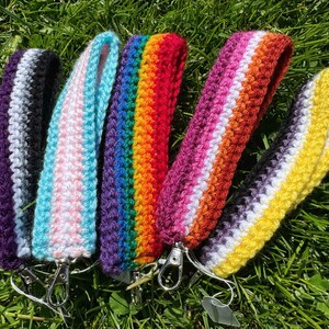 EDICIÓN ORGULLO - Pulseras de crochet (llavero, dije para bolso)