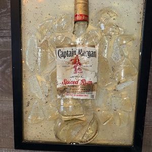 Arte mural con botella rota de ron especiado Captain Morgan
