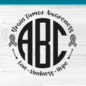 Peut inclure: Un design numérique téléchargeable en noir et blanc pour un t-shirt de sensibilisation à la tumeur cérébrale. Le design présente un cercle avec les lettres "ABC" à l'intérieur, entouré du texte "Sensibilisation à la tumeur cérébrale" et "Amour. Bonté. Espoir".