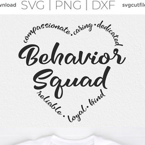 Puede incluir: Una camiseta blanca con un diseño circular negro que dice "Behavior Squad" con las palabras "compassionate, caring, dedicated, reliable, loyal, kind" que rodean el texto.