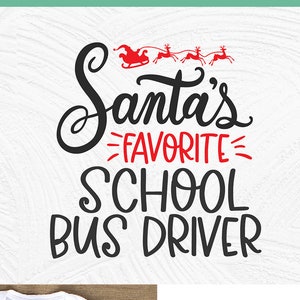Puede incluir: Una camiseta blanca con un diseño rojo y negro que dice "El conductor de autobús escolar favorito de Santa". El diseño incluye una pequeña imagen del trineo de Santa con renos.