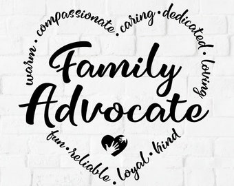 Puede incluir: Una descarga digital de un diseño gráfico en blanco y negro para una camiseta u otro proyecto artesanal. El diseño presenta un círculo con las palabras "Family Advocate" en una fuente de escritura. Las palabras "cálido, compasivo, cariñoso, dedicado, amoroso, divertido, confiable, leal, amable" están dispuestas en un círculo alrededor de las palabras "Family Advocate".