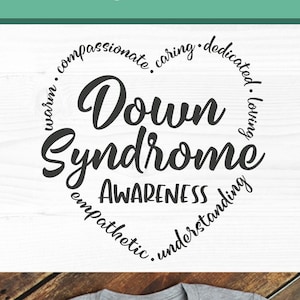 Może przedstawiać: Szary T-shirt z czarnym kołem z napisem "Down Syndrome Awareness" otoczonym słowami "warm, compassionate, caring, dedicated, loving, empathetic, understanding". Słowa "SVG Cut File" znajdują się w niebieskim polu po prawej stronie obrazu.