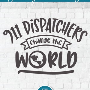 Puede incluir: Un fondo de pared de ladrillo blanco con un diseño gráfico en blanco y negro que dice "911 Dispatchers Change the World" con un icono de globo terráqueo. El diseño gráfico está rodeado de una pancarta azul que dice "Cut File Essentials Occupations". Un círculo azul con texto blanco dice "SVG Cut File".
