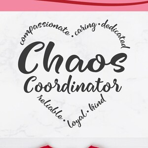 Może przedstawiać: Czerwony longsleeve z białym kołem z napisem "Chaos Coordinator" otoczonym słowami "compassionate, caring, dedicated, reliable, loyal, kind".