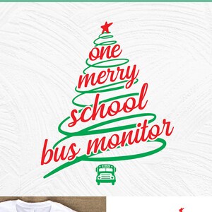 Peut inclure: Un design de fichier découpé SVG sur le thème de Noël représentant un sapin de Noël vert stylisé avec les mots "one merry school bus monitor" écrits en rouge et vert. Le design comprend une petite icône de bus scolaire jaune en bas.