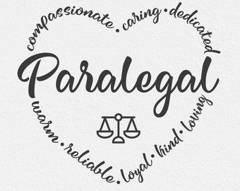 Könnte beinhalten: Ein weißes T-Shirt mit einem schwarzen Kreisdesign, das das Wort "Paralegal" und ein Symbol für eine Justizwage zeigt. Der Kreis ist umgeben von den Worten "mitfühlend, fürsorglich, engagiert, warmherzig, zuverlässig, loyal, freundlich, liebevoll".