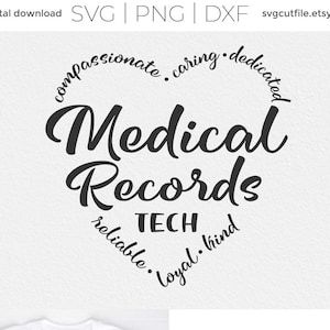 Może przedstawiać: Biały t-shirt z czarnym kołem z napisem "Medical Records Tech" otoczonym słowami "compassionate, caring, dedicated, reliable, loyal, kind".