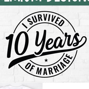 10 años de matrimonio svg, décimo aniversario de bodas, divertido aniversario svg, año, casado, marido y mujer, sobreviví, para hombres, masculino