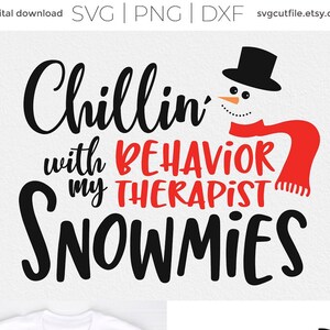 Può includere: Una maglietta bianca con un disegno di pupazzo di neve e il testo "Chillin' with my behavior therapist snowmies".