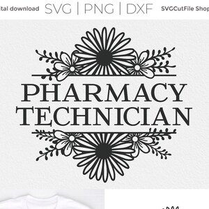 Può includere: Un design in bianco e nero di una ghirlanda floreale con il testo "Pharmacy Technician" al centro. Il design è adatto per l'uso su una maglietta, una tazza o altri articoli.