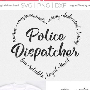 Puede incluir: Una camiseta blanca con un diseño circular negro que dice "Police Dispatcher" con las palabras "cálido, compasivo, cariñoso, dedicado, amoroso, divertido, confiable, leal, amable" que rodean el texto.