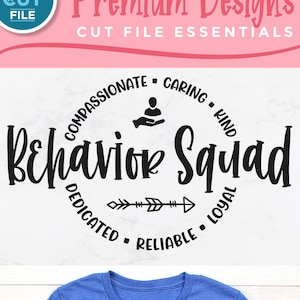 Puede incluir: Una camiseta azul con las palabras "Behavior Squad" en un diseño circular, con palabras como "compasivo" y "confiable" en el borde. La imagen también incluye gafas de sol, vaqueros y el texto "Premium Designs".