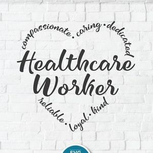 Op de afbeelding: Een witte bakstenen muur achtergrond met een blauwe banner bovenaan die "CUT FILE ESSENTIALS Occupations" zegt. Een hartvormig ontwerp met de woorden "Healthcare Worker" in het midden. De woorden "compassionate", "caring", "dedicated", "reliable", "loyal" en "kind" zijn in een cirkel rond het hart gerangschikt.