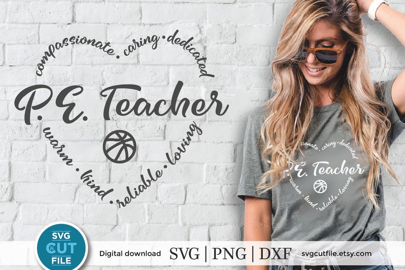 Peut inclure: Un mur de briques grises avec un motif en forme de c&oelig;ur blanc qui dit "P.E. Teacher" avec des mots d&eacute;crivant un enseignant autour du c&oelig;ur. Les mots sont "compassionate, caring, dedicated, warm, kind, reliable, loving". Un ballon de basket se trouve &agrave; l'int&eacute;rieur du c&oelig;ur. Une femme porte un t-shirt gris avec le m&ecirc;me motif en blanc.