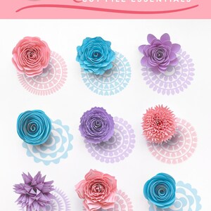 Pu&ograve; includere: Un set di nove file di taglio digitali con fiori di carta arrotolati in rosa, blu e viola. Ogni fiore &egrave; circondato da un cerchio decorativo.