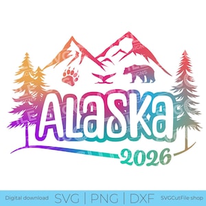 Può includere: Grafica colorata a tema Alaska con montagne, un orso, una coda di balena e un'impronta di zampa. La parola "Alaska" è in lettere grandi, con "2026" sotto. Gli alberi incorniciano il design, su sfondo bianco.