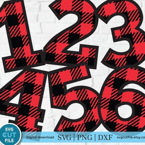 Puede incluir: Números del 1 al 6 en tela de cuadros rojos y negros. Los números están delineados en negro y tienen un fondo blanco.