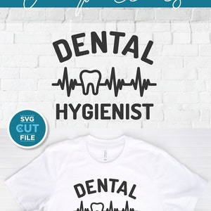 Puede incluir: Una camiseta blanca con un dise&ntilde;o gr&aacute;fico negro que dice "Higienista dental" con un diente y un gr&aacute;fico de latido del coraz&oacute;n. El gr&aacute;fico est&aacute; sobre un fondo de ladrillo blanco. La camiseta est&aacute; sobre una superficie de madera con una camisa de cuadros rojos y negros y unos vaqueros azules.