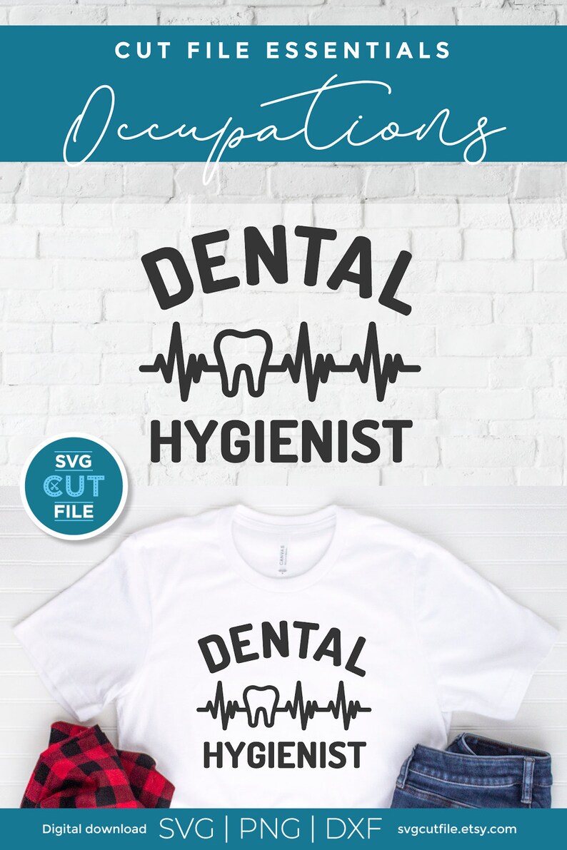 Puede incluir: Una camiseta blanca con un dise&ntilde;o gr&aacute;fico negro que dice "Higienista dental" con un diente y un gr&aacute;fico de latido del coraz&oacute;n. El gr&aacute;fico est&aacute; sobre un fondo de ladrillo blanco. La camiseta est&aacute; sobre una superficie de madera con una camisa de cuadros rojos y negros y unos vaqueros azules.