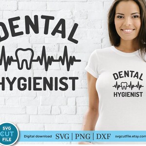 Puede incluir: Una camiseta blanca con un dise&ntilde;o gr&aacute;fico negro que dice "Higienista dental" con un latido del coraz&oacute;n estilizado y un icono de diente. El gr&aacute;fico est&aacute; centrado en la camiseta.