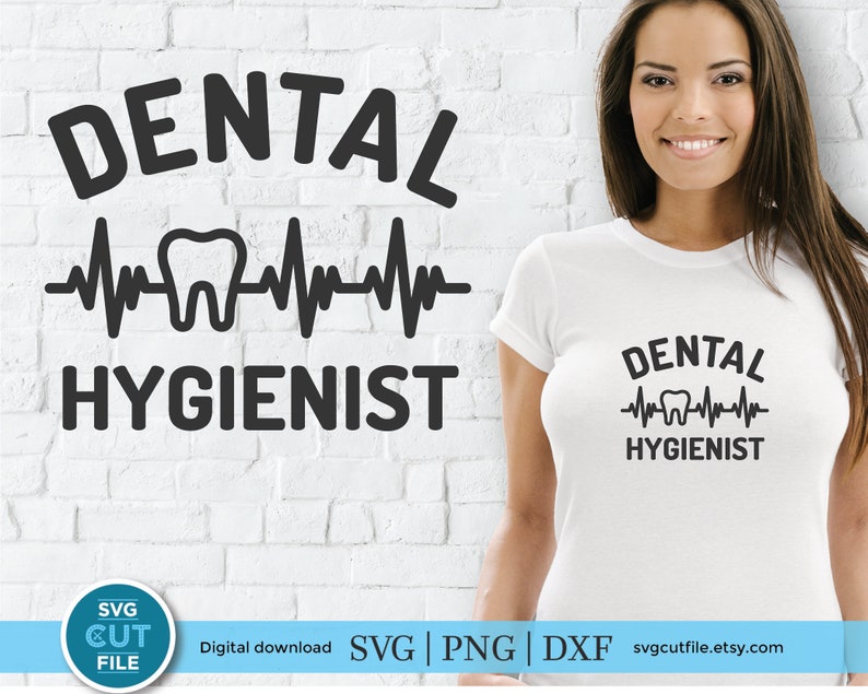 Puede incluir: Una camiseta blanca con un dise&ntilde;o gr&aacute;fico negro que dice "Higienista dental" con un latido del coraz&oacute;n estilizado y un icono de diente. El gr&aacute;fico est&aacute; centrado en la camiseta.
