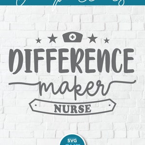 以下が含まれることがあります： グレーと白のSVGカットファイルデザインのデジタルダウンロードで、「Difference Maker Nurse」という文字と、星が4つ、赤い十字架のついたナースキャップが描かれています。デザインは白いレンガの背景に、青い円の中に「SVG CUT FILE」と書いてあります。