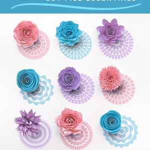 Pu&ograve; includere: Un set di nove file di taglio SVG di fiori di carta arrotolati, che presentano una variet&agrave; di colori e stili, tra cui rosa, blu, viola e bianco. I fiori sono disposti in una griglia su uno sfondo bianco. L'immagine include anche una fila di foglie verdi nella parte inferiore.