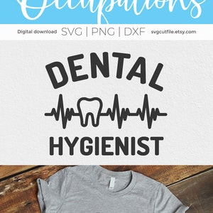 Puede incluir: Una descarga digital de un dise&ntilde;o de archivo de corte SVG en blanco y negro para una camiseta que dice "Higienista dental" con un gr&aacute;fico estilizado de diente y latido del coraz&oacute;n. El dise&ntilde;o se muestra en una camiseta gris.