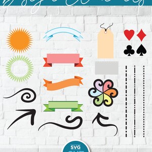 Könnte beinhalten: Ein Satz von 12 Designelementen für Bastelprojekte. Die Elemente umfassen eine Sonne, einen Kreis, ein Banner, ein Etikett, ein Herz, ein Kleeblatt, einen Wirbel, einen Pfeil, eine Blume und Linien. Die Elemente sind in verschiedenen Farben, darunter Orange, Grün, Blau, Rosa und Schwarz.