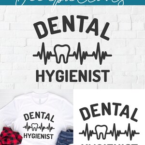 Puede incluir: Una descarga digital de un dise&ntilde;o de archivo de corte SVG en blanco y negro para una camiseta u otro proyecto artesanal. El dise&ntilde;o presenta el texto "Higienista dental" con un gr&aacute;fico estilizado de diente y latido del coraz&oacute;n. El texto "Archivo de corte SVG" tambi&eacute;n est&aacute; incluido en el dise&ntilde;o.