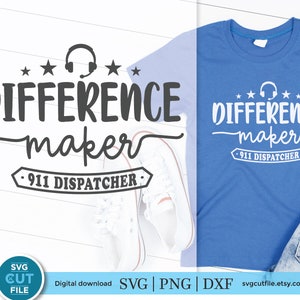 Op de afbeelding: Een blauw T-shirt met witte tekst die "DIFFERENCE maker - 911 DISPATCHER -" luidt, met een koptelefoonpictogram. De tekst is in een handschriftlijk lettertype. Het T-shirt ligt op een wit houten oppervlak met een paar witte sneakers.