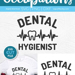 Puede incluir: Una descarga digital de un dise&ntilde;o para una camiseta que dice "Higienista dental" con un gr&aacute;fico estilizado de diente y latido del coraz&oacute;n. El dise&ntilde;o est&aacute; disponible en formatos SVG, PNG y DXF.