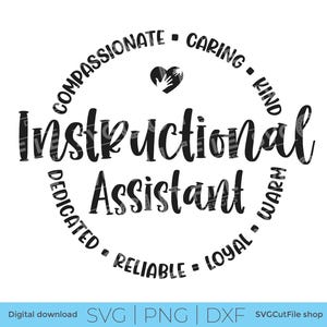 以下が含まれることがあります： 「Instructional Assistant」の文字を円形に配置した白黒のグラフィックデザイン。「Compassionate, Caring, Kind, Warm, Loyal, Reliable, Dedicated」の文字がメインテキストを囲んでいます。中央には手のハートのグラフィックがあります。