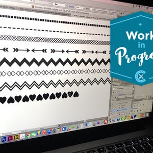 Puede incluir: Una pantalla de port&aacute;til que muestra un dise&ntilde;o con varios patrones de borde en blanco y negro, incluyendo l&iacute;neas discontinuas, flechas, zigzags y corazones. Un gr&aacute;fico hexagonal turquesa con las palabras "Work in Progress" est&aacute; superpuesto.