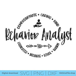 Op de afbeelding: Zwart-wit grafisch ontwerp met de tekst "Behavior Analyst" in een gestileerd lettertype, omringd door woorden als "compassievol" en "toegewijd". Een pijl en een persoonpictogram zijn ook inbegrepen. De onderkant van de afbeelding bevat de tekst "Digital download SVG | PNG | DXF".