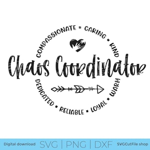 Może przedstawiać: Czarno-biała grafika z napisem "Chaos Coordinator" w stylizowanej czcionce. Projekt zawiera okrąg słów takich jak "współczujący" i "lojalny", z sercem i strzałką. Opcje typu pliku na dole.