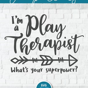 以下が含まれることがあります： 白いレンガの壁の背景に、黒と白のグラフィックデザインが施されています。「私は遊びのセラピストです。あなたのスーパーパワーは何ですか？」という文字が書かれており、右を向いた黒い矢印があります。テキストは手書きのフォントです。画像には、白い文字で「SVG CUT FILE」と書かれた青い円も含まれています。