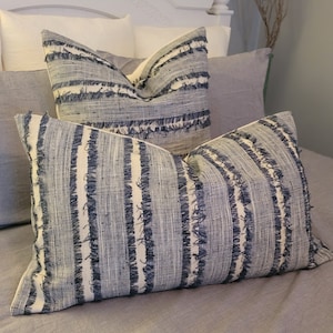 Kaufmann Woven Fringe Lakeland. Poszewki na poduszki. Poduszki z niebieskimi frędzlami. Poduszki dekoracyjne. W stylu rustykalnym. W paski. Poduszki dekoracyjne. Poszewki.