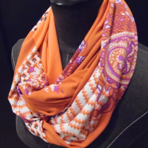 Naranjas. Púrpuras. Negros. Blancos. Bufandas infinitas con estampado de cachemira. Bufandas circulares. Bufandas tubulares. Accesorios para bufandas. Colores de otoño. Accesorios de otoño. Regalos para ella