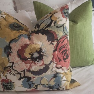 Hermosas fundas de almohadas con decoración floral de otoño en