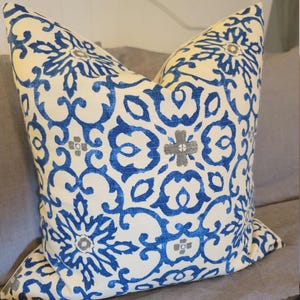 Blue Pillows.Throw Pillows.Toss Pillows.Slipcovers.Cushion Covers.Home Decor.Accents.HGTV Souvenir Scroll Azure.Sofa Cushion.Pillow Covers