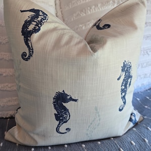 Caballito de mar, amor por el océano. Denim italiano. Gris francés. Fusión. Azul neblina. Caballito de mar. Funda de almohada. Cojines decorativos. Cojines decorativos. Decoración de playa. Fundas de cojín.
