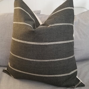6 opções de cores: Almofada estilo fazenda moderna. Almofada decorativa. Capas para almofadas. Almofada de enchimento. Capa de almofada. Almofadas de destaque. Listrada.