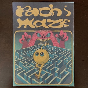 Può includere: Un tabellone da gioco in stile retrò con il titolo "Pachi Maze" in lettere gialle. Un mostro rosa con denti aguzzi è mostrato sopra un labirinto blu con un personaggio giallo che corre attraverso di esso.