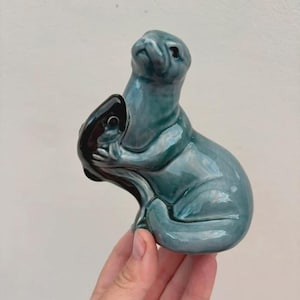 Statuetta ornamentale vintage di metà secolo, risalente agli anni '70-'80 circa, in ceramica Poole, raffigurante una lontra con un pesce.