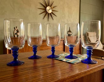 Conjunto vintage de 5 taças de vinho com haste fina em azul cobalto, estilo moderno de meados do século XX, datadas de aproximadamente 1970-80.