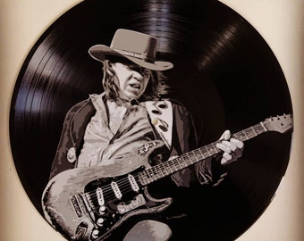 Stevie Ray Vaughan peint sur Vinyl Record - Encadré et prêt à accrocher. Art d’enregistrement de vinyle